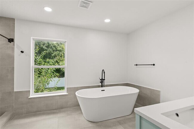 Building Photo - 5947 Ridge Lake Cir