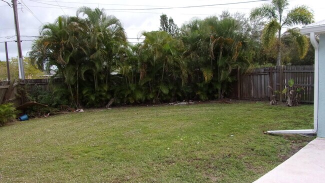 Building Photo - 195 SE Serenata Ct