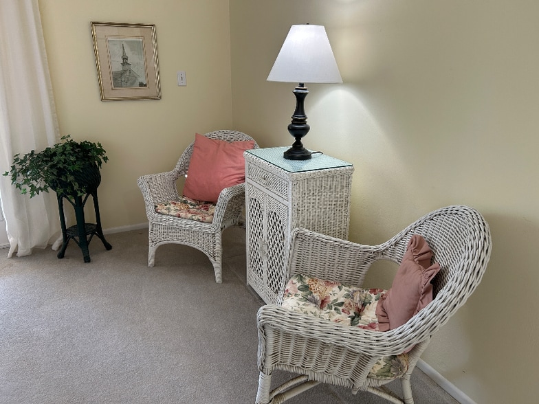 Building Photo - 1220 Lakeside Dr