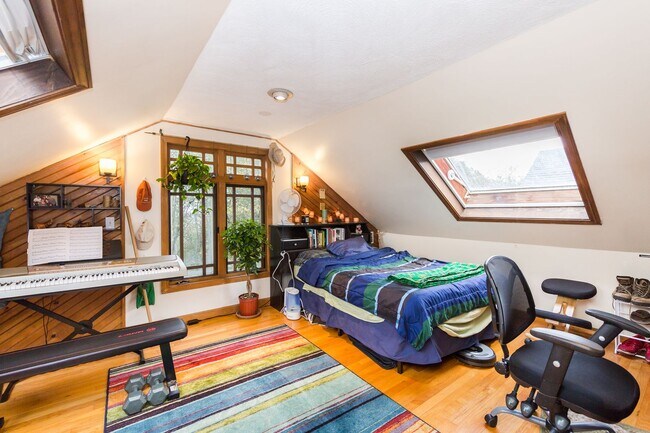 Building Photo - 6 bed in Mission Hill