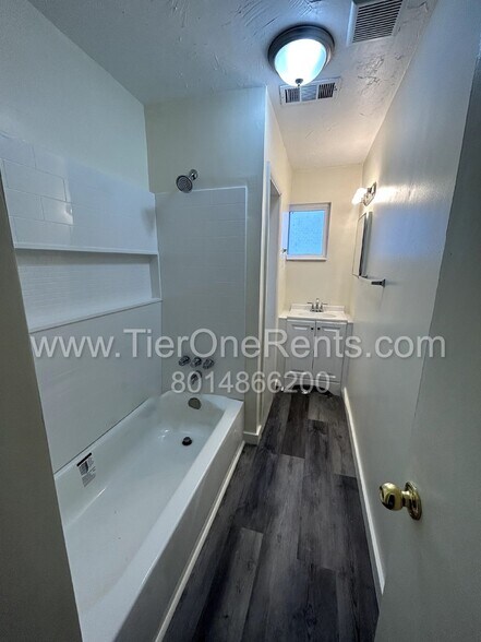 Building Photo - This property offers a NO DEPOSIT option available for qualified renters!