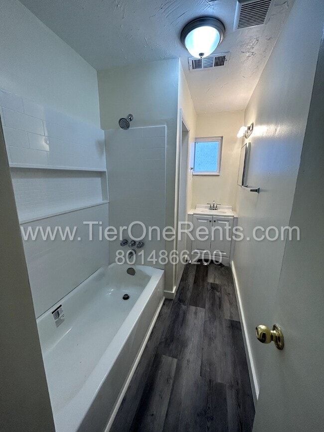 Building Photo - This property offers a NO DEPOSIT option available for qualified renters!