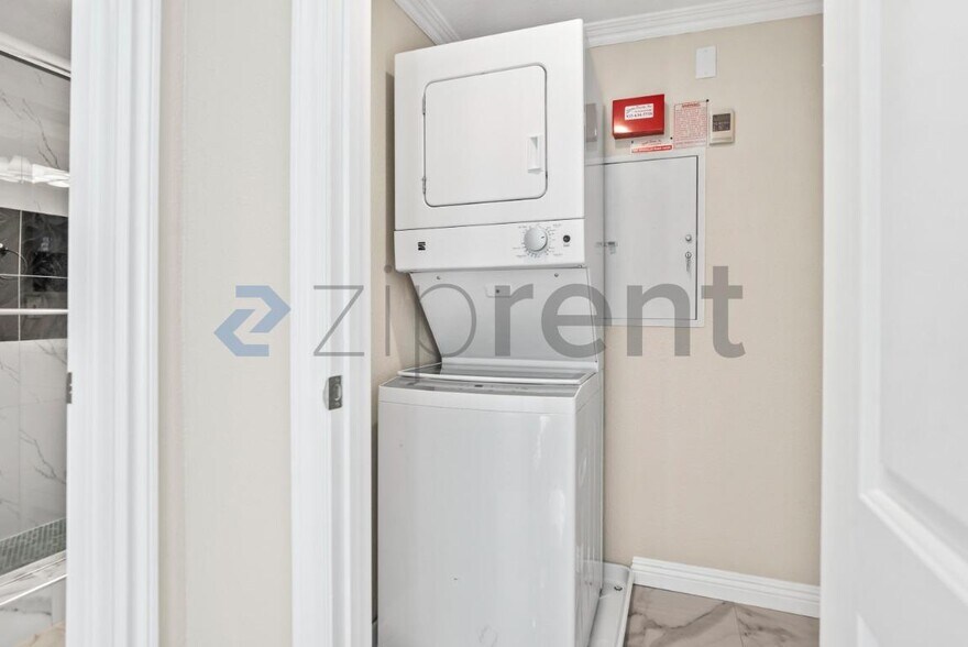 Building Photo - Unit A