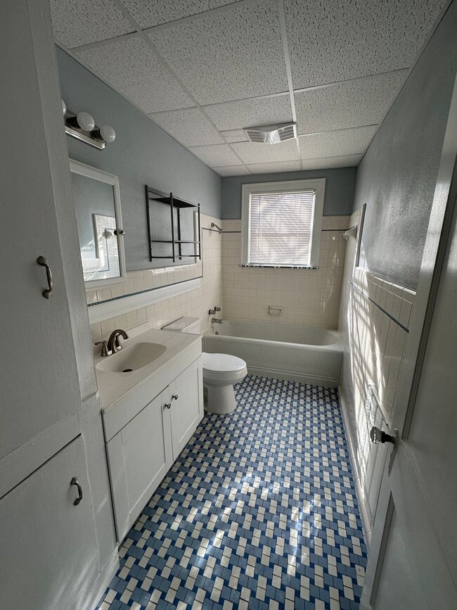 Building Photo - Newly Remodeled South Highlands Apartment