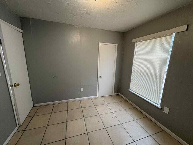 Building Photo - 221/223/225/227 Maria Street