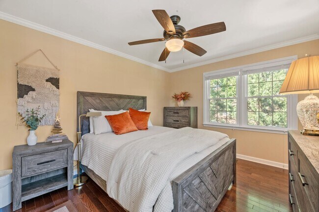 Building Photo - 4 Bedroom, 3.5 Bath Furnished Townhouse Available