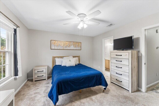 Building Photo - 2224 Timberwood Cir N