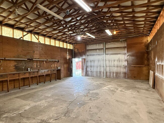 Building Photo - 2 Bedroom 1 Bath 1500 Sq/Ft home on Acreage in Medical Lake with 3 Car Garage & Out Building