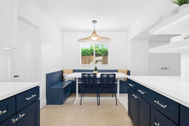Building Photo - 1524 Bayview Dr