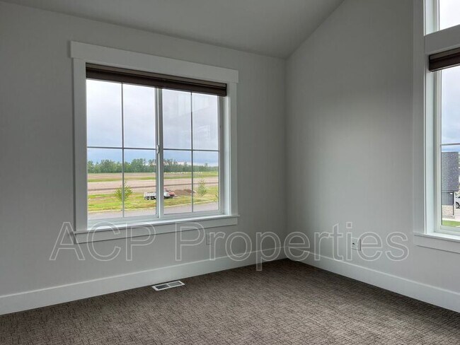 Building Photo - 1570 Farmview Ter