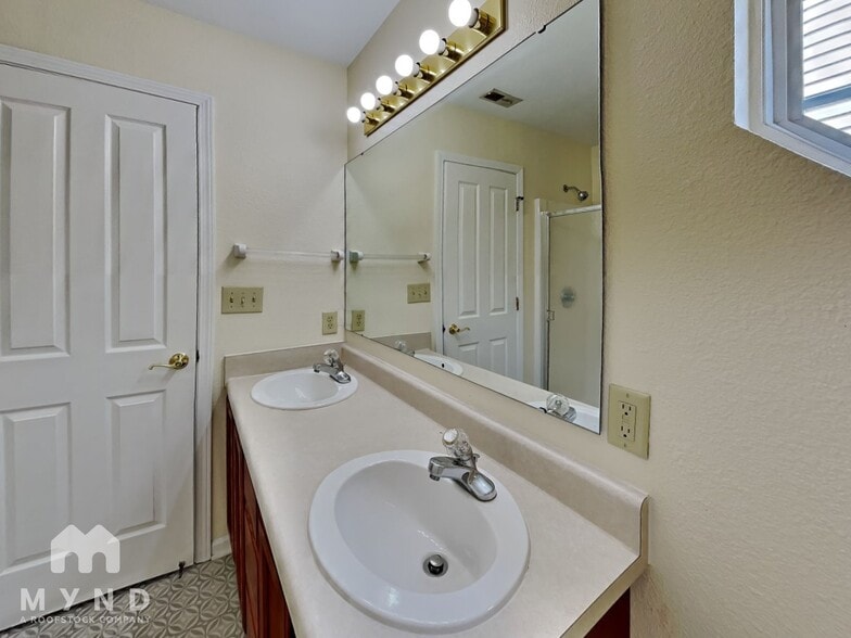 Building Photo - 704 Treyburn Lakes Way