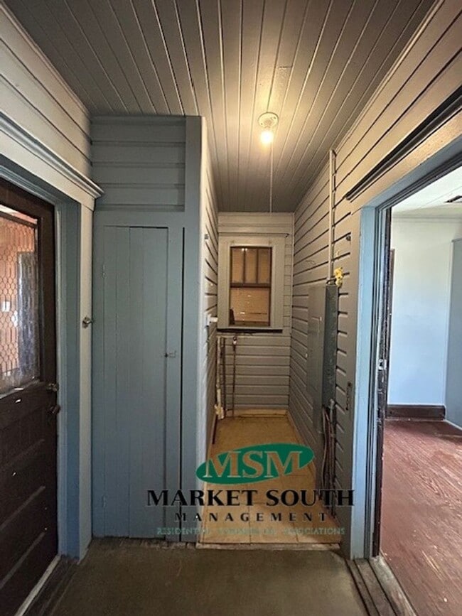 Building Photo - EASTSIDE BUNGALOW ON WALDBURG!