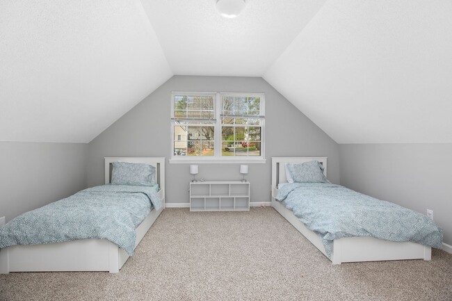 Building Photo - Spacious 3 bed 2 Bathroom House in Peace H...