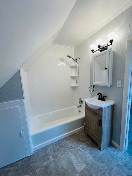 Building Photo - 40 Hewitt St