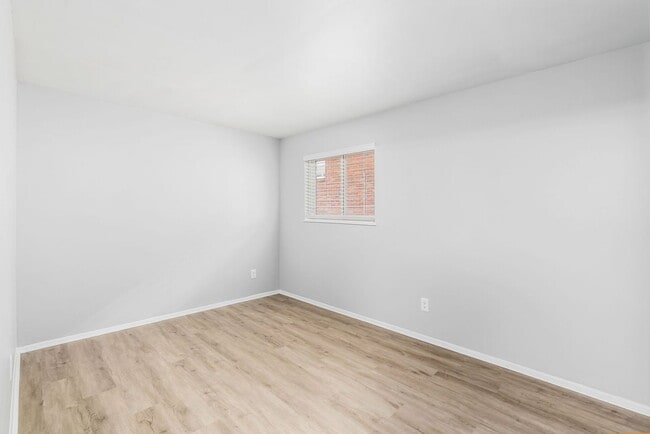 Building Photo - 611 Riverview Dr