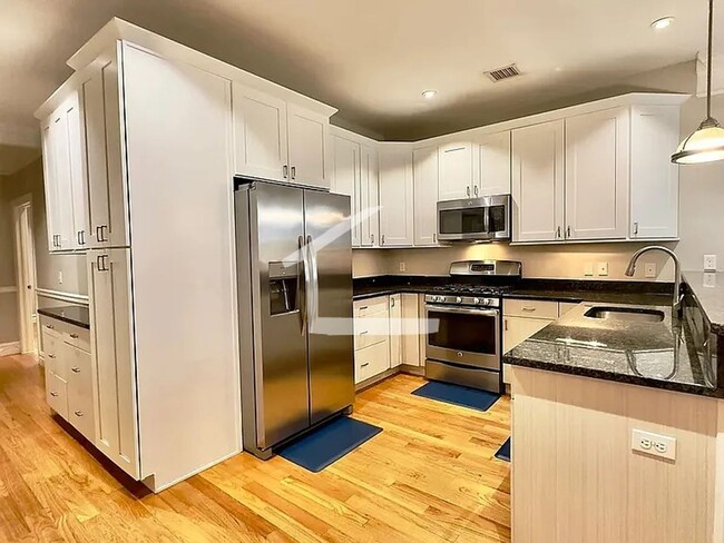 Building Photo - Charming 2 Bedroom-No Broker Fee