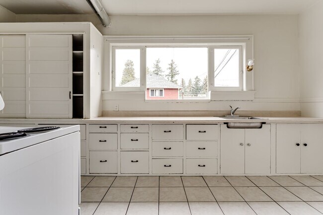 Building Photo - 4 Bedroom Ground Floor Apartment in Westside Neighborhood