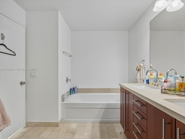 Building Photo - 1111 SW 1st Ave