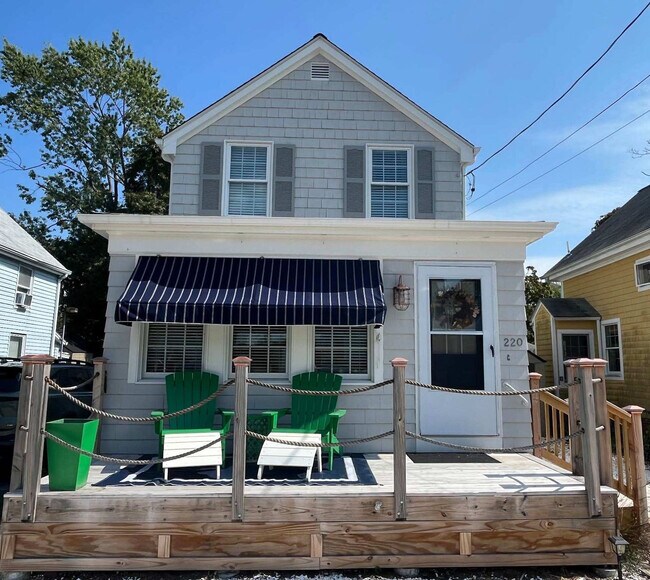 Building Photo - 220 Narragansett Ave