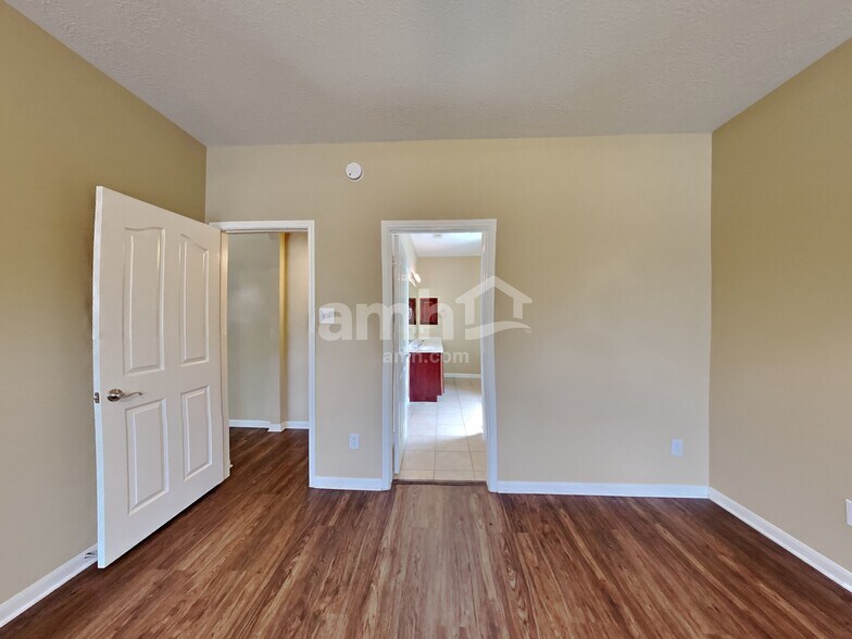 Building Photo - 912 Summer Wood Blvd