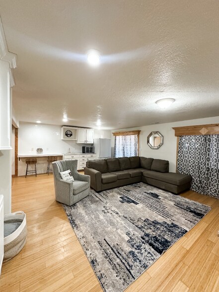 Building Photo - 462 E Pine View Dr