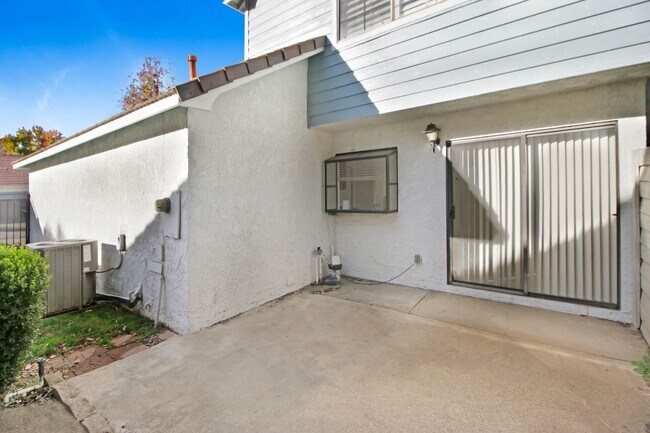 Building Photo - Your Dream 3BR/2.5BA Rental in the Desirable 'Dearborn Grove' Community in Redlands!