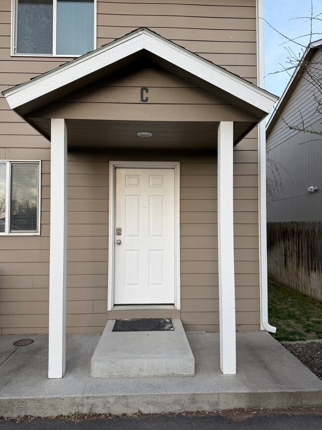 Building Photo - 1709 W Fern Dr