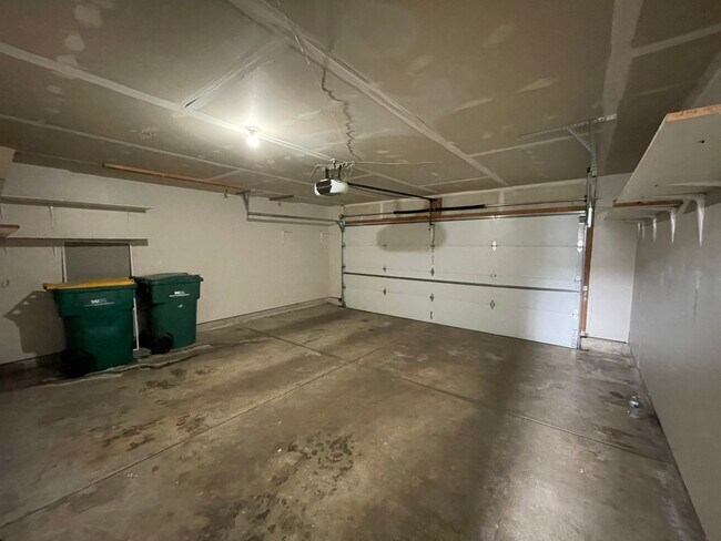 Building Photo - 1624 Fieldstone Dr N