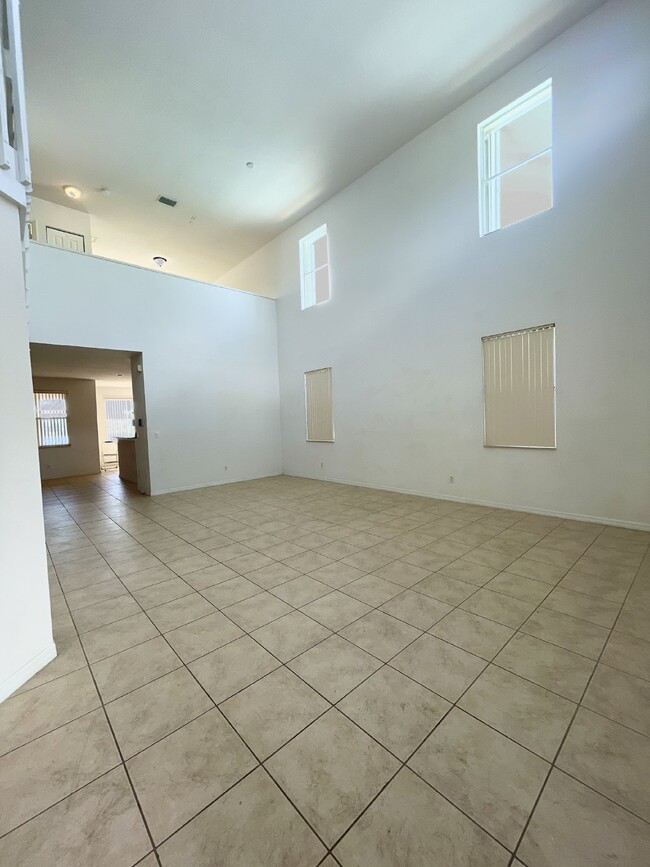 Building Photo - Huge 4 Bedroom- Single Family Home with Lo...