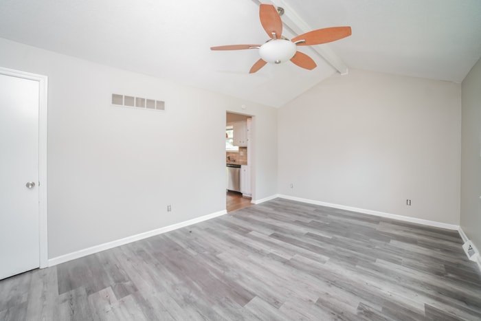 Building Photo - 317 NE Lakeview Dr