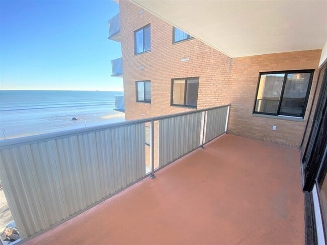 Building Photo - 300 Lynn Shore Dr