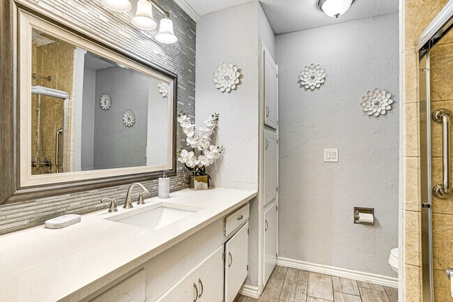 Building Photo - 4624 Trailwood Dr