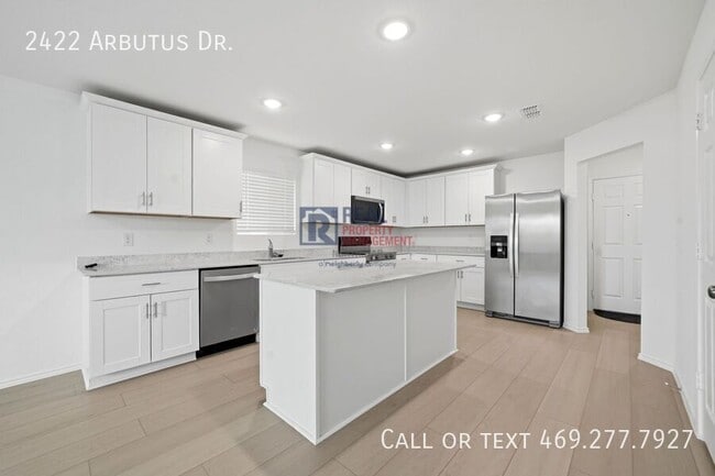 Building Photo - 2422 Arbutus Dr
