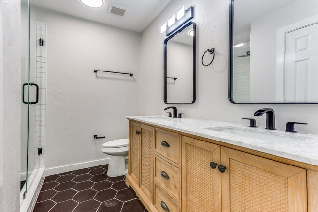 Building Photo - "Charming 3-Bedroom Home in Garland with 2 Full Baths and 1445 Sq Ft of Comfort!"