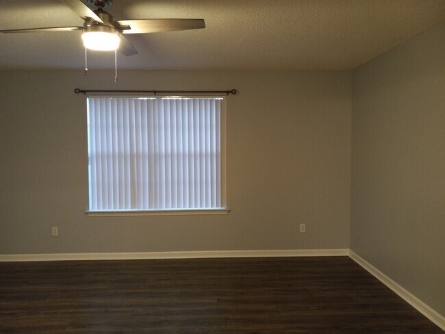 Building Photo - Large 3/2 Family Home that is Conveniently located off Blue Angel PKWY