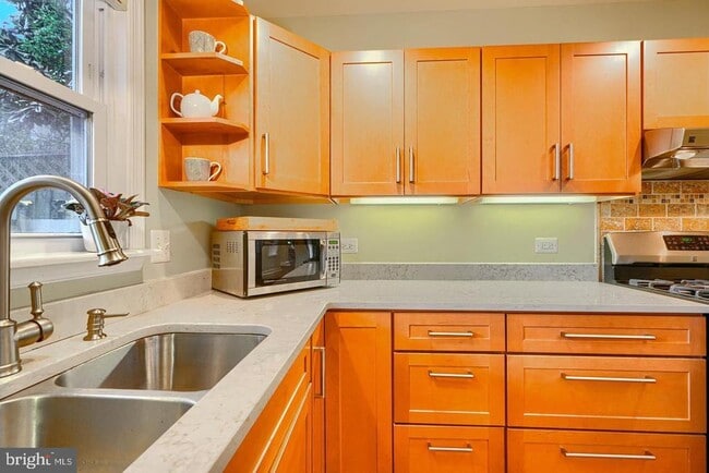 Building Photo - 1806 Bank St