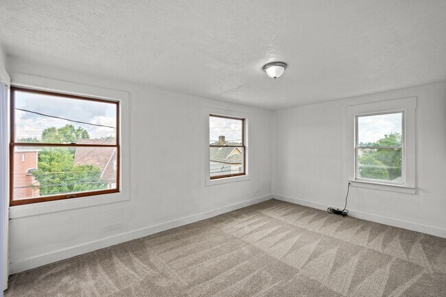 Building Photo - Stunning 2 bedroom home in North Braddock ...