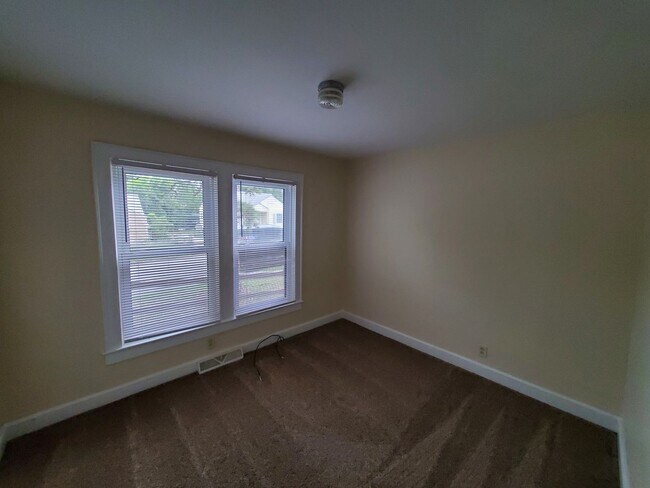 Building Photo - 3 Bedroom 2 Bathroom House