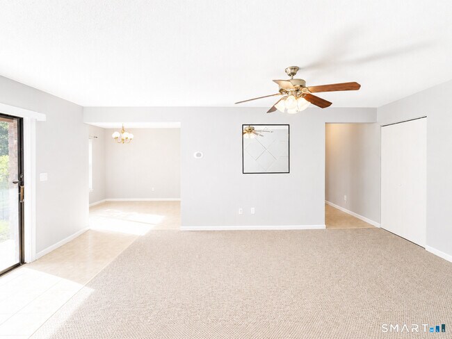 Building Photo - 10 Woodsedge Dr