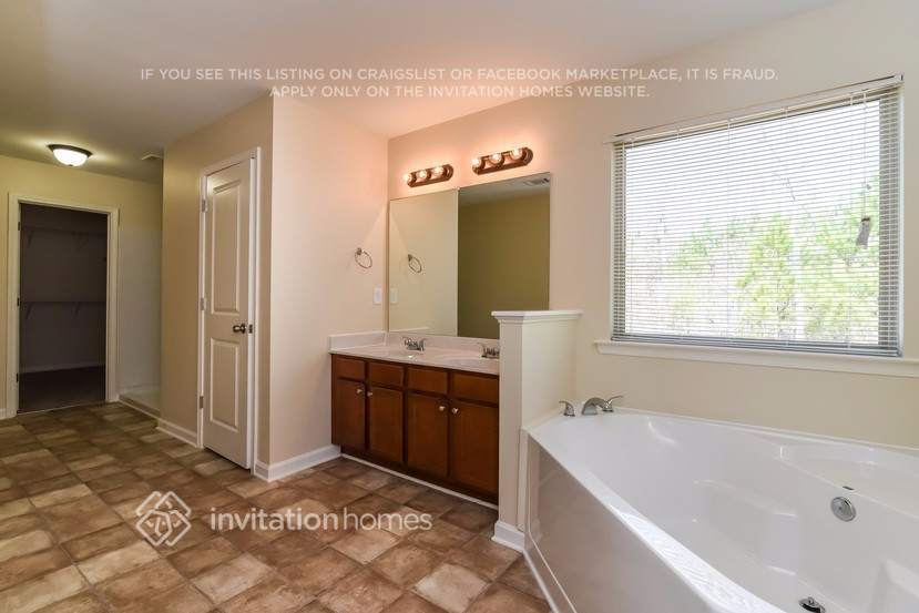 Building Photo - 3467 Rosebud Park Dr