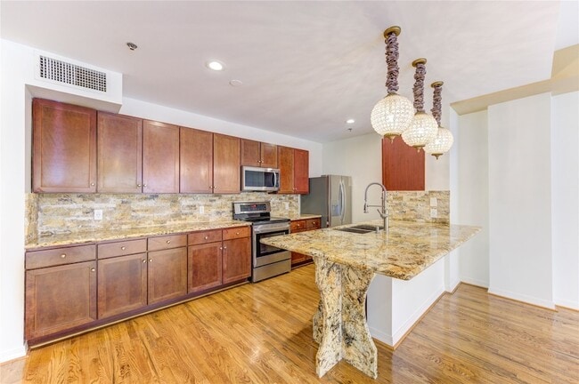 Building Photo - 917 Main St