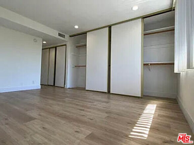 Building Photo - 9221 Charleville Blvd