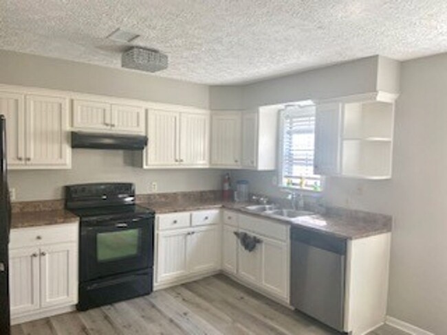 Building Photo - Beautiful home on quiet cul-de-sac! Very c...