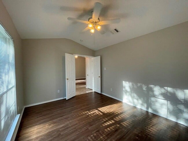 Building Photo - 162 Dressen