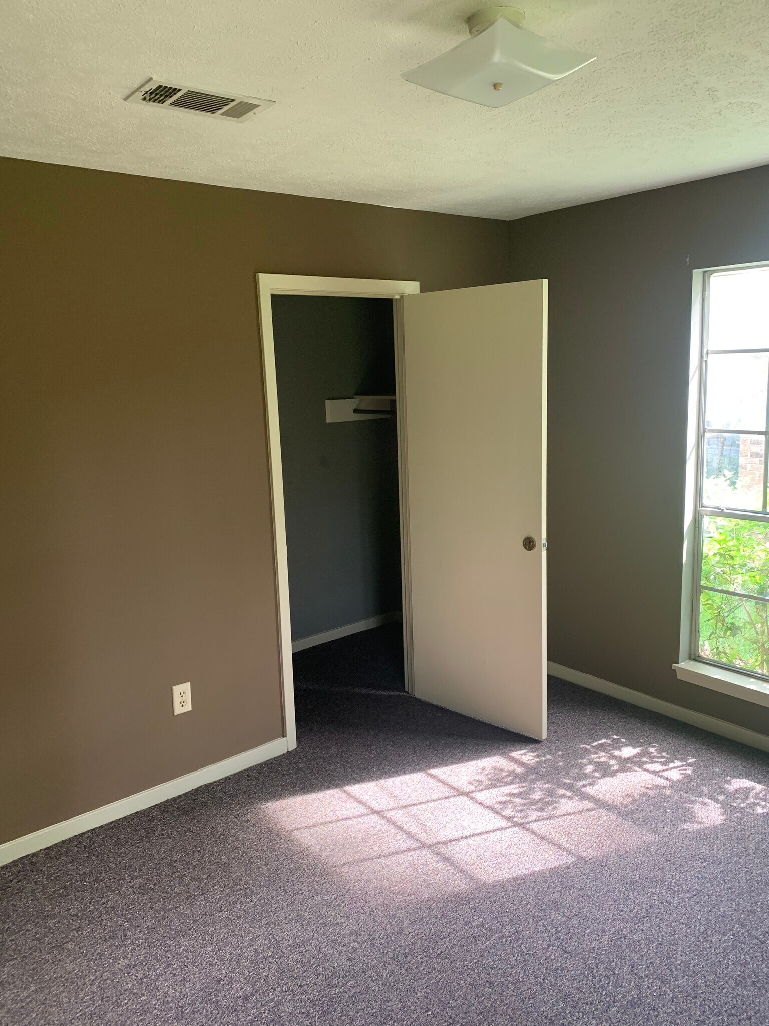 Building Photo - 135 York Dr