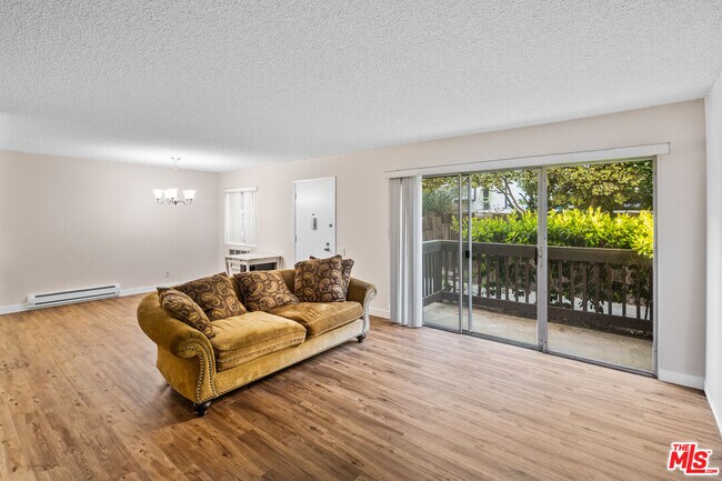 Building Photo - 348 Miraleste Dr