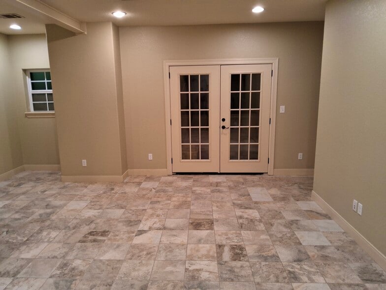 Building Photo - 305 Hughes Rd