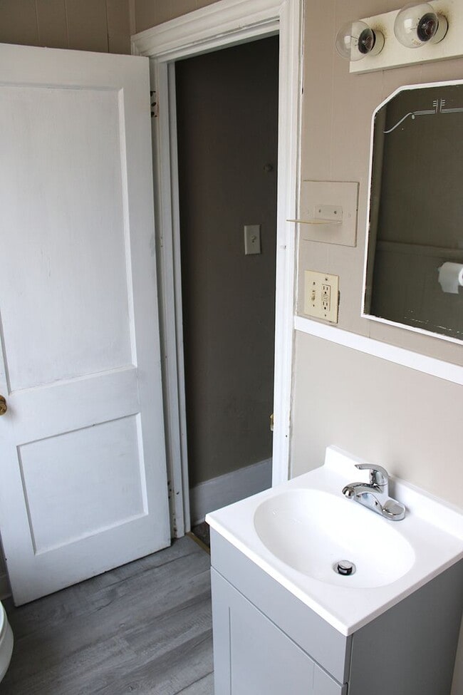 Building Photo - 975 Church St