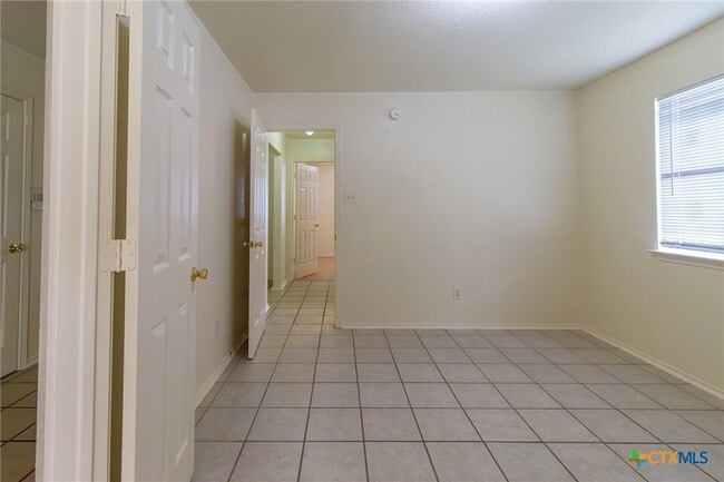 Building Photo - 1203 Fox Creek Dr