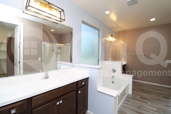 Building Photo - 3080 S Jasmine Dr
